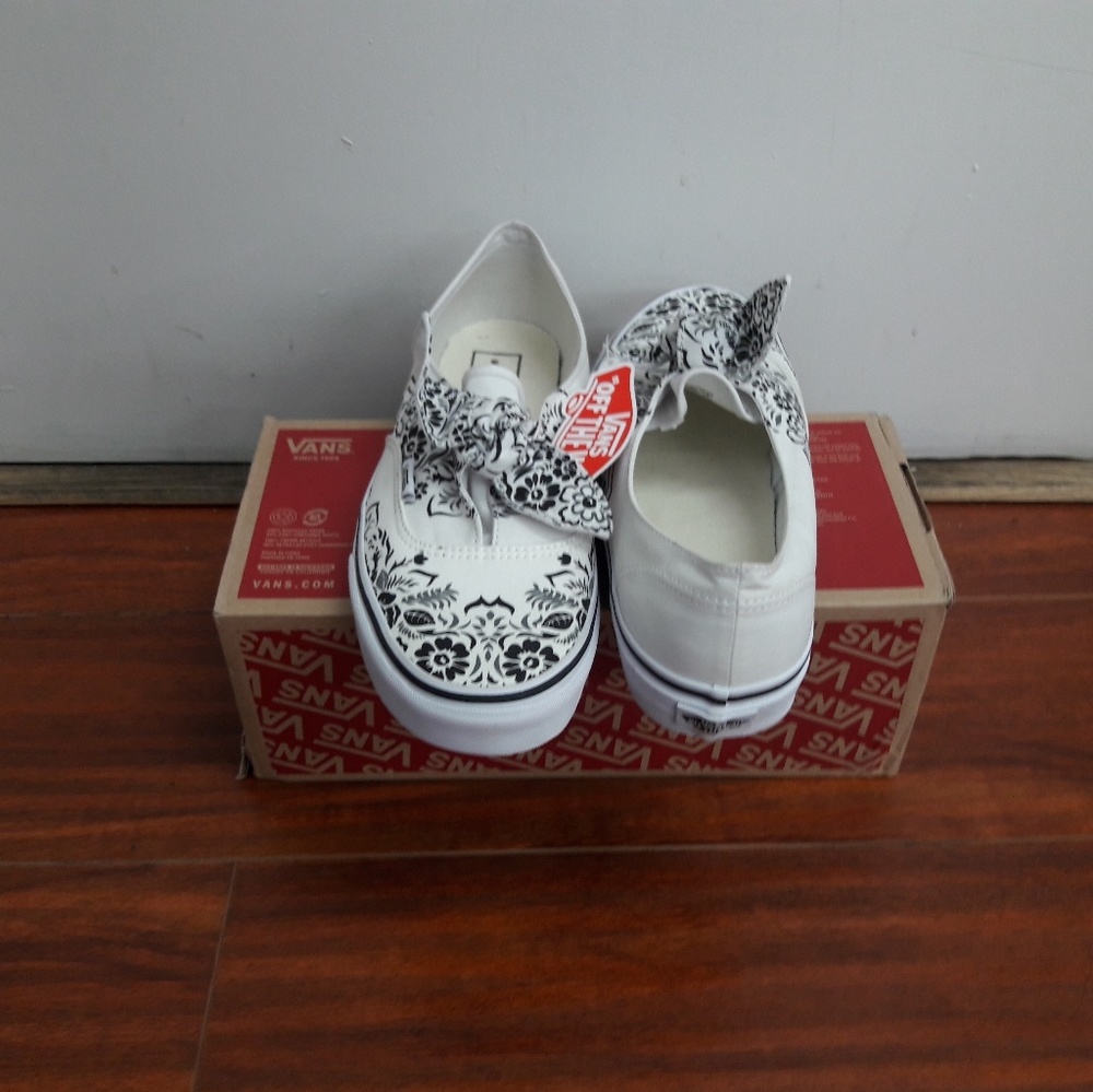 VANS - Picture 2 of 3